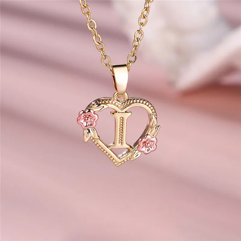 Collier avec pendentif initiale coeur et fleurs i