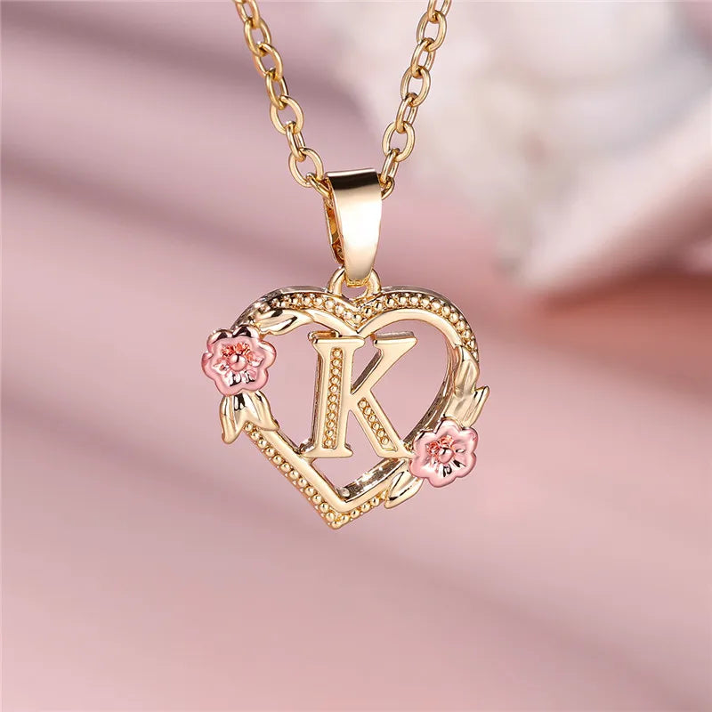 Collier avec pendentif initiale coeur et fleurs k