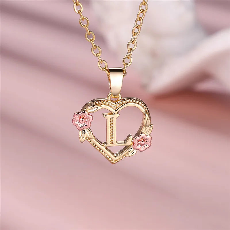Collier avec pendentif initiale coeur et fleurs l