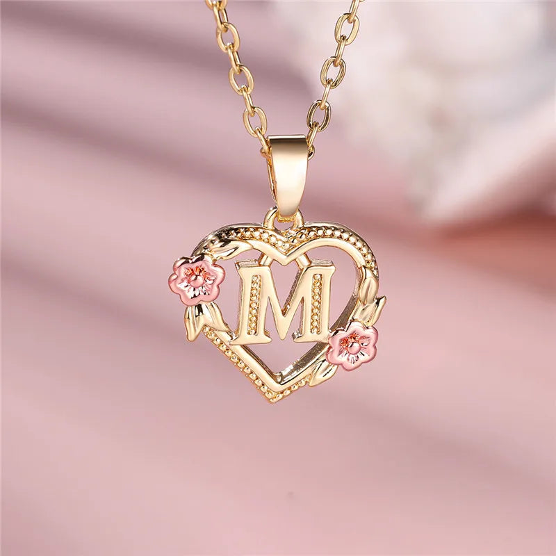 Collier avec pendentif initiale coeur et fleurs m
