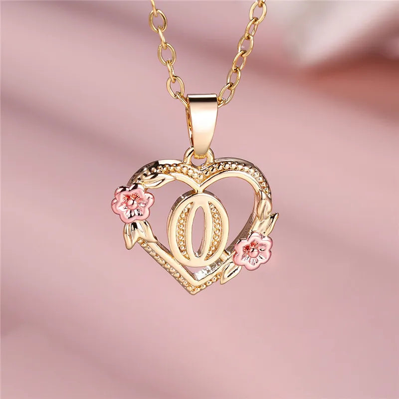 Collier avec pendentif initiale coeur et fleurs o