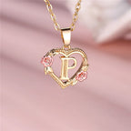 Collier avec pendentif initiale coeur et fleurs p