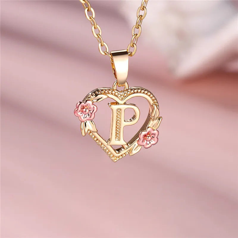 Collier avec pendentif initiale coeur et fleurs p