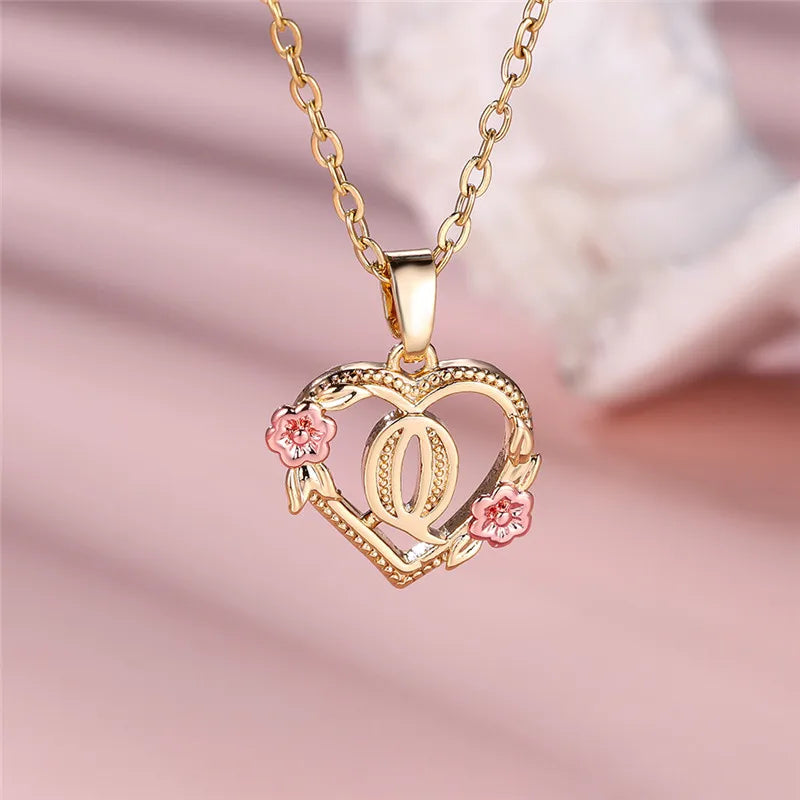 Collier avec pendentif initiale coeur et fleurs q