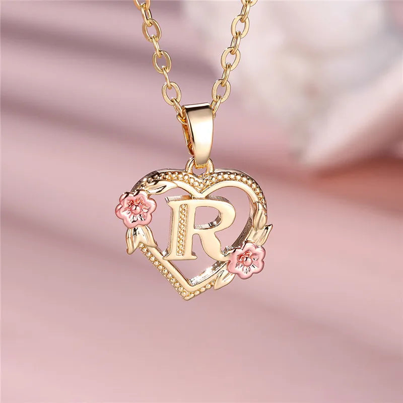 Collier avec pendentif initiale coeur et fleurs r