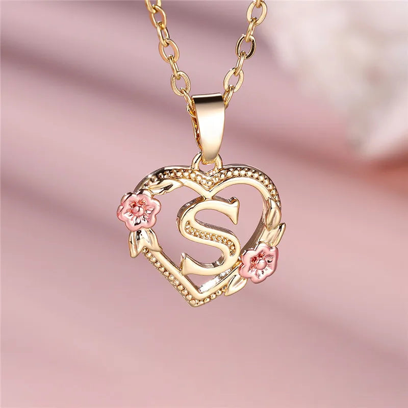 Collier avec pendentif initiale coeur et fleurs s