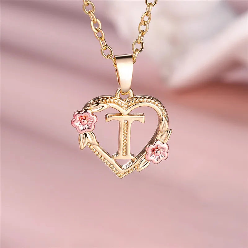 Collier avec pendentif initiale coeur et fleurs t