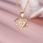 Collier avec pendentif initiale coeur et fleurs v