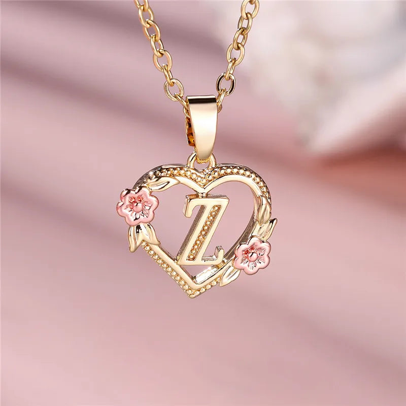 Collier avec pendentif initiale coeur et fleurs z