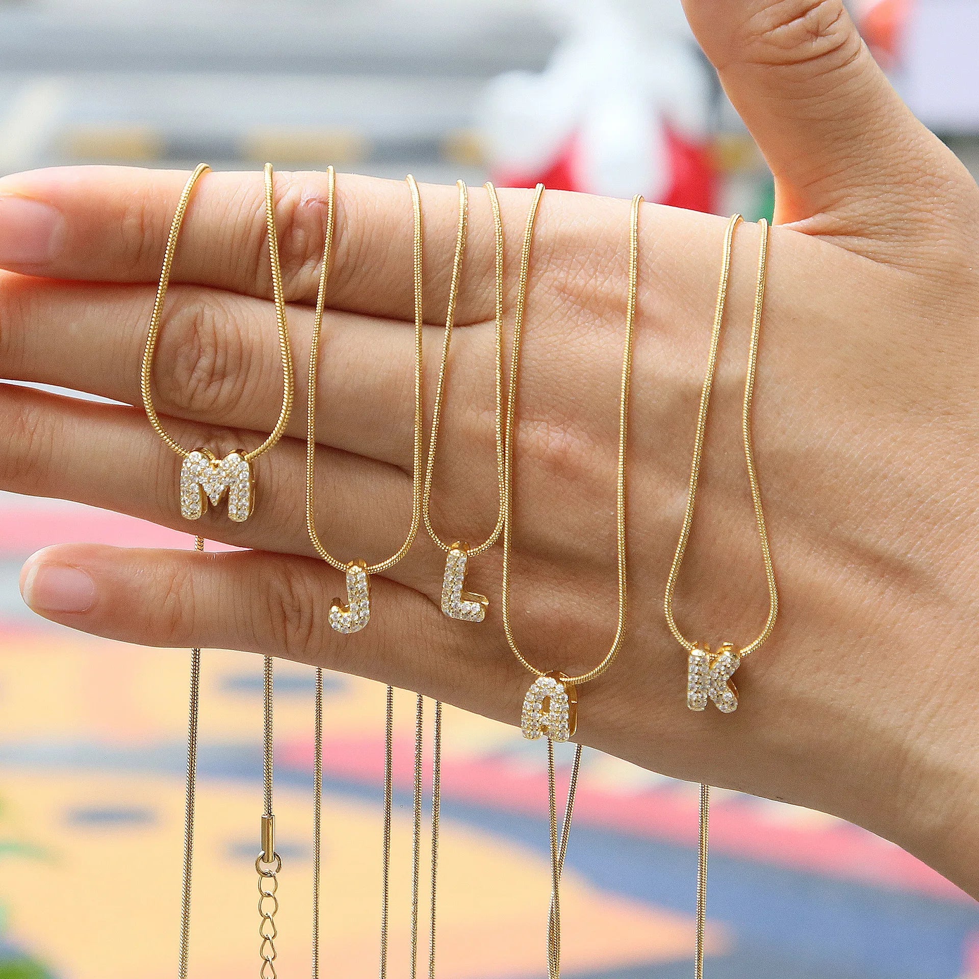 Collier avec pendentif initiale en strass