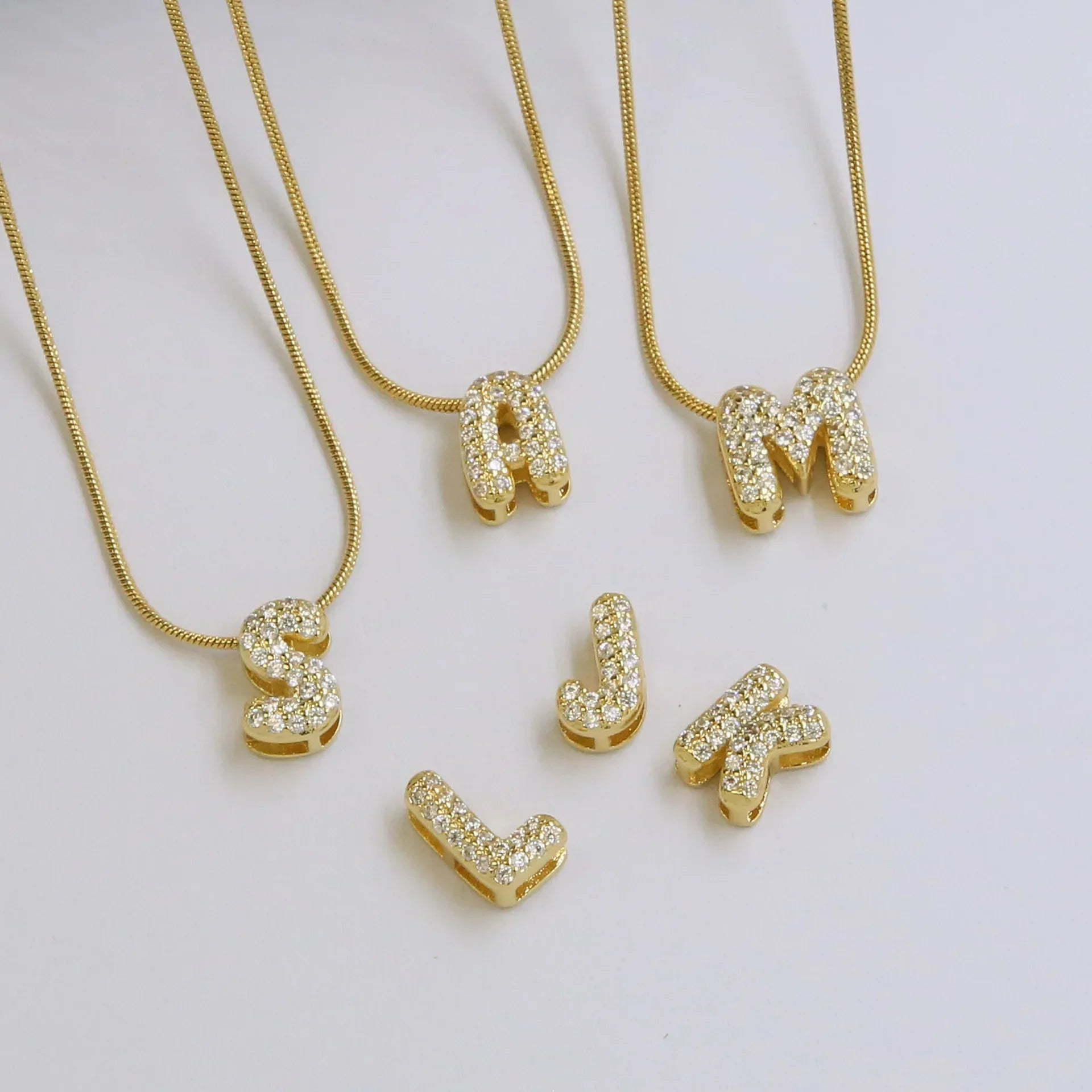 Collier avec pendentif initiale en strass