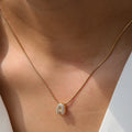 Collier avec pendentif initiale en strass a