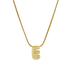 Collier avec pendentif initiale en strass e