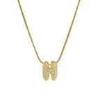Collier avec pendentif initiale en strass h