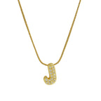 Collier avec pendentif initiale en strass j