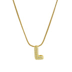 Collier avec pendentif initiale en strass l