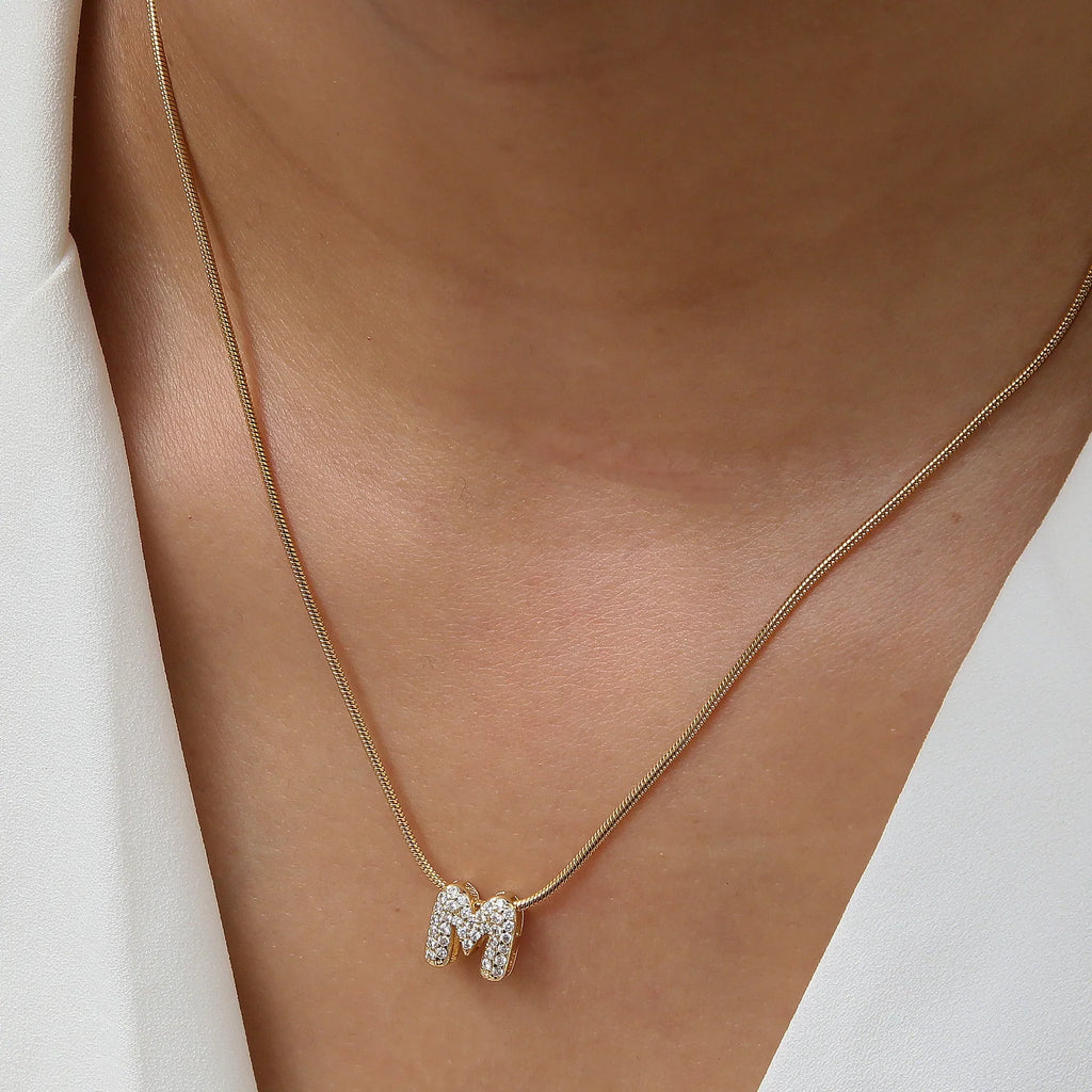 Collier avec pendentif initiale en strass m