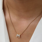 Collier avec pendentif initiale en strass m