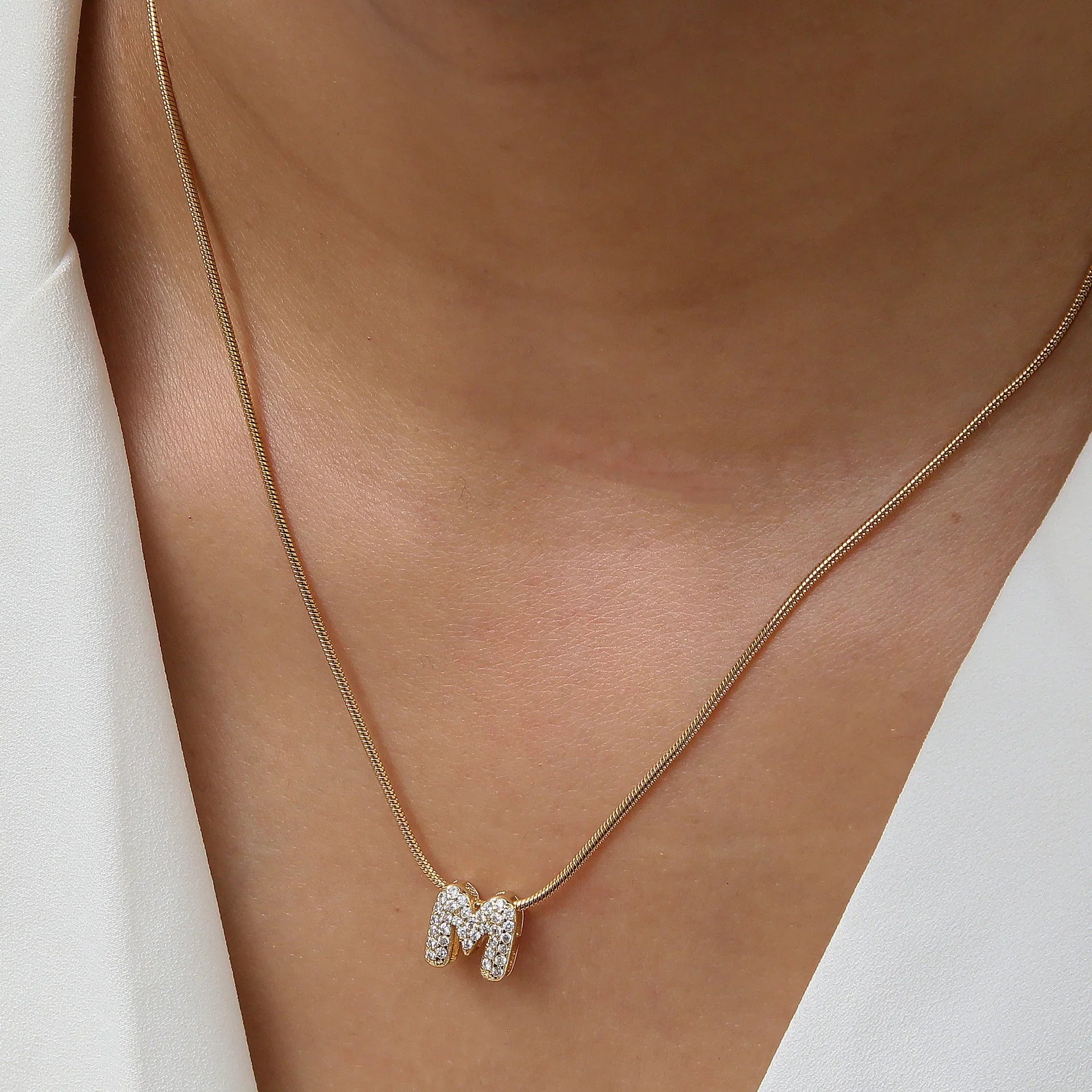 Collier avec pendentif initiale en strass m