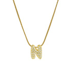 Collier avec pendentif initiale en strass n