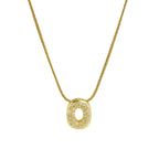 Collier avec pendentif initiale en strass o