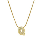 Collier avec pendentif initiale en strass q