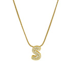 Collier avec pendentif initiale en strass s