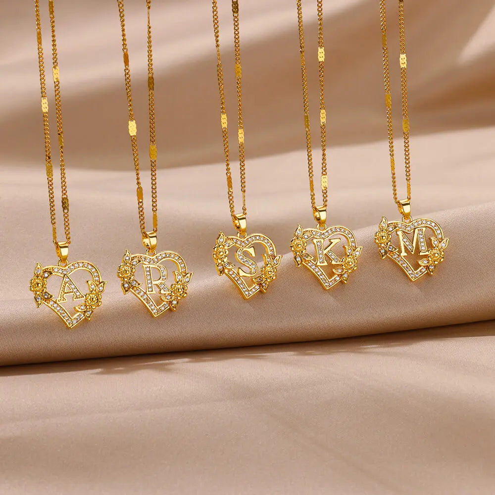 Collier avec pendentif initiale et coeur