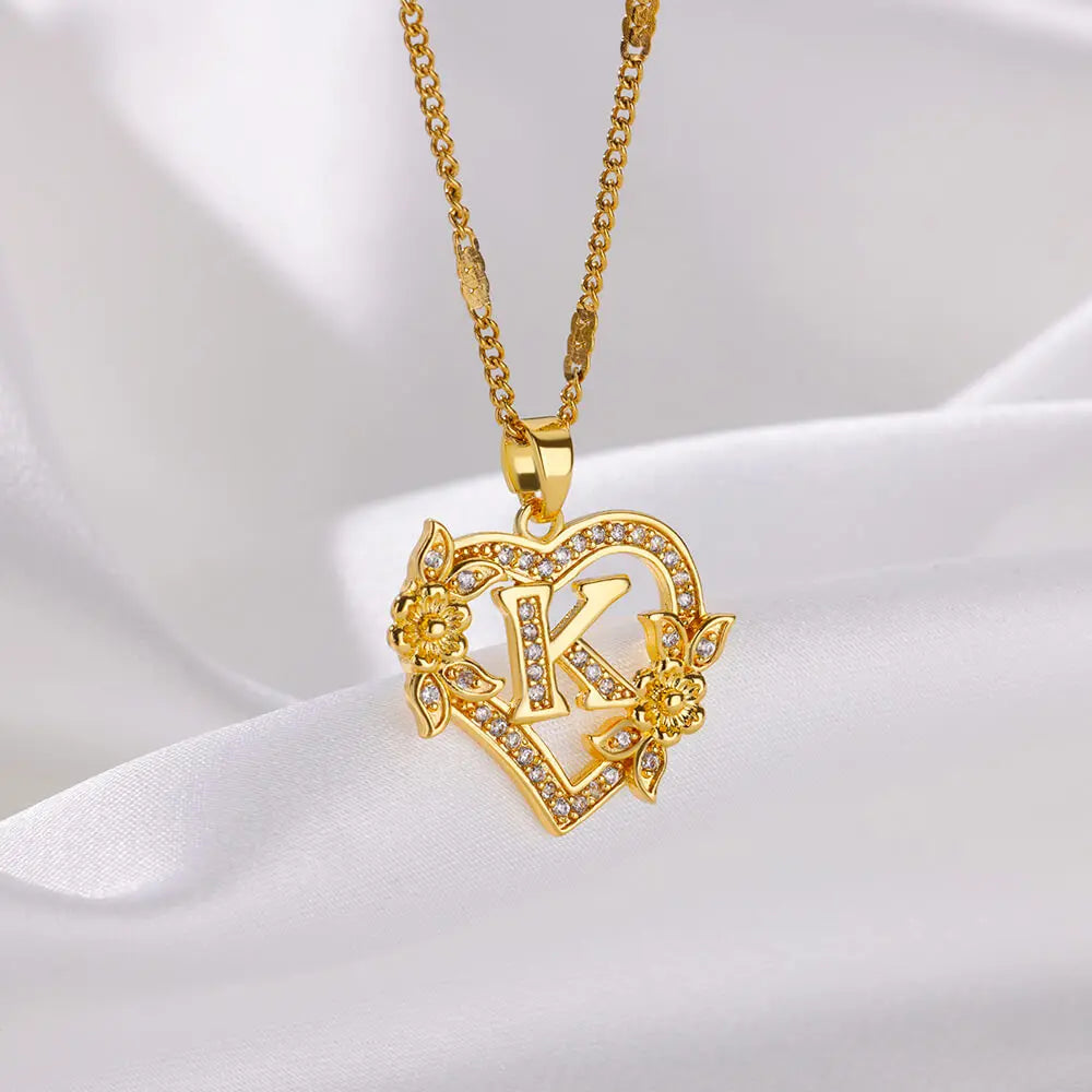 Collier avec pendentif initiale et coeur k