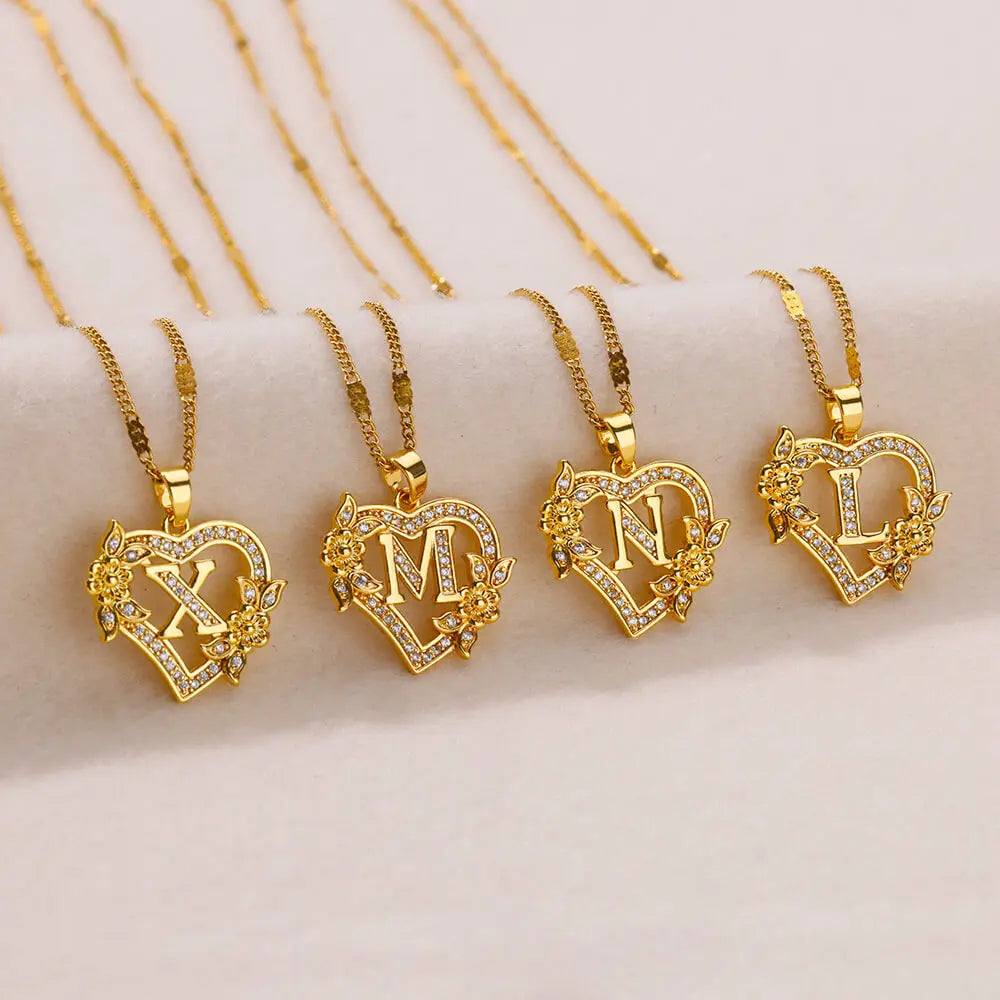 Collier avec pendentif initiale et coeur m