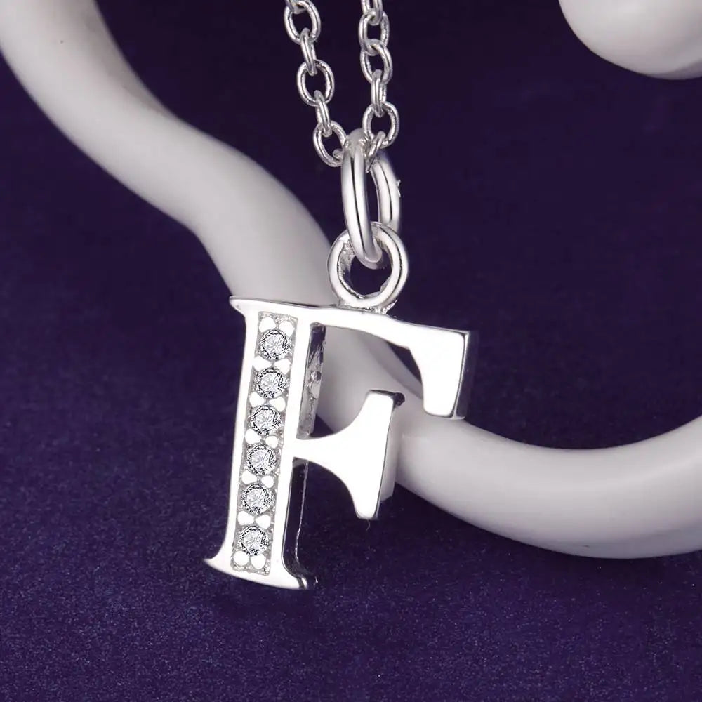 Collier long avec pendentif initiale f