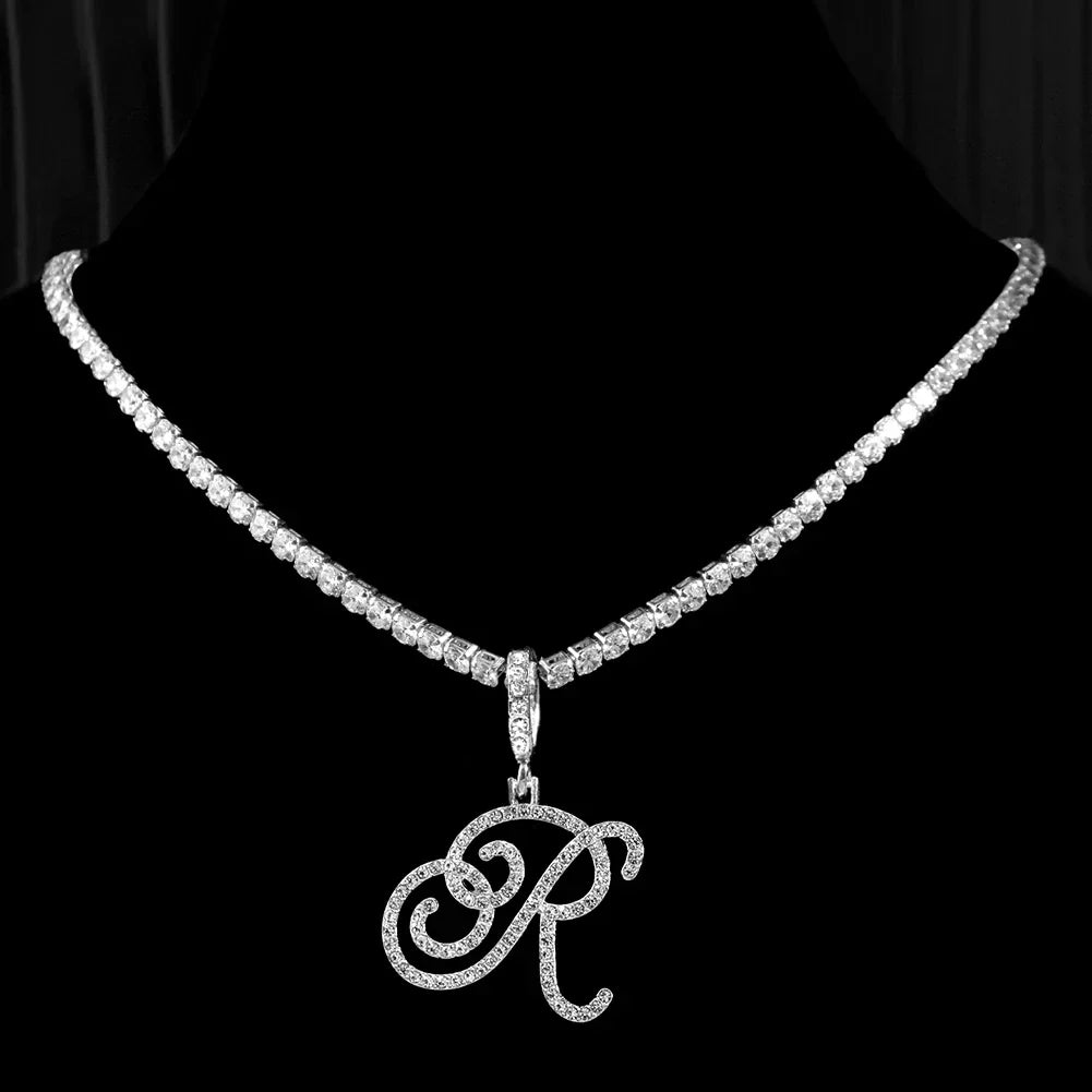 Collier ras de cou avec pendentif initiale et strass r