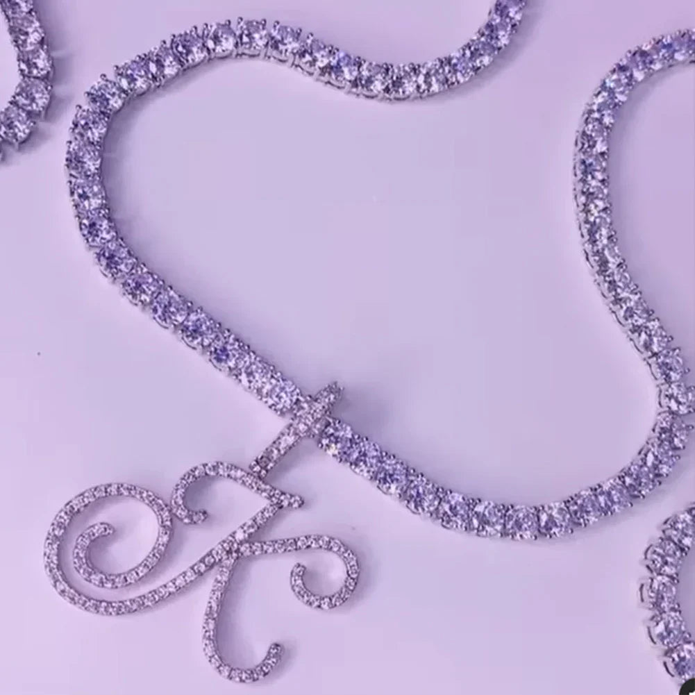 Collier ras de cou avec pendentif initiale et strass k