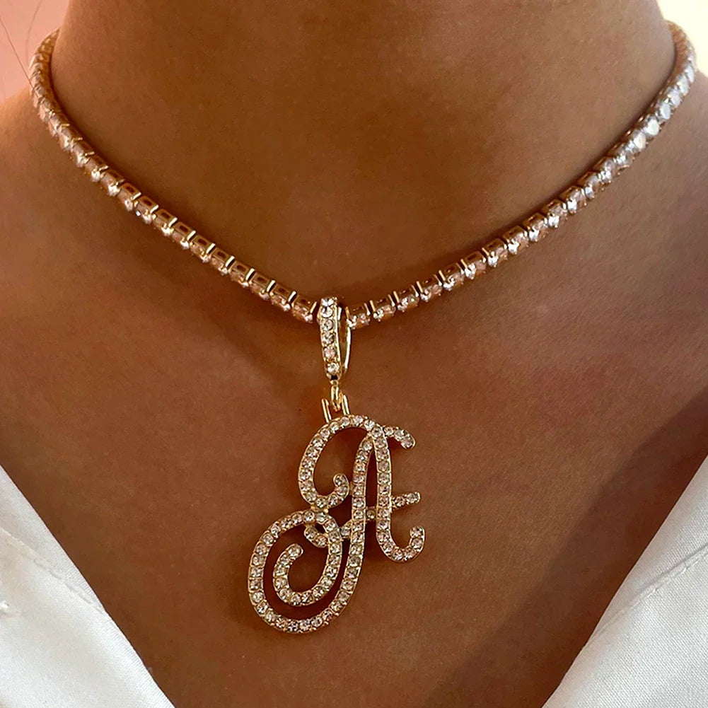 Collier ras de cou avec pendentif initiale et strass a
