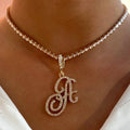Collier ras de cou avec pendentif initiale et strass a