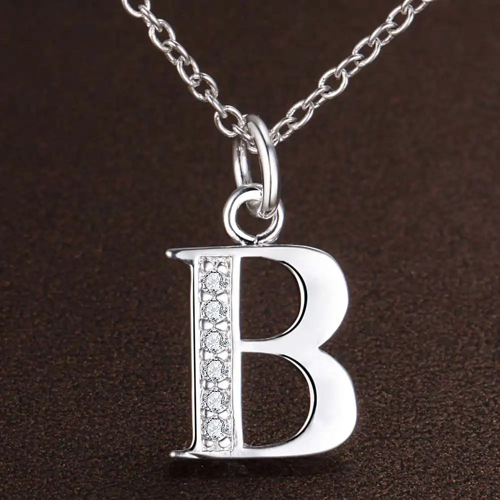 Collier long avec pendentif initiale  b