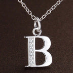 Collier long avec pendentif initiale  b
