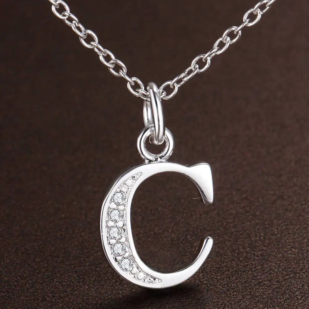 Collier long avec pendentif initiale  c