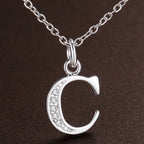 Collier long avec pendentif initiale  c