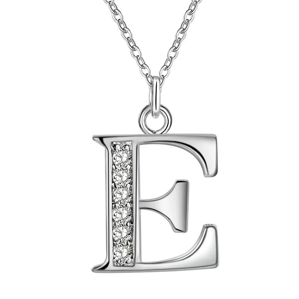 Collier long avec pendentif initiale  e