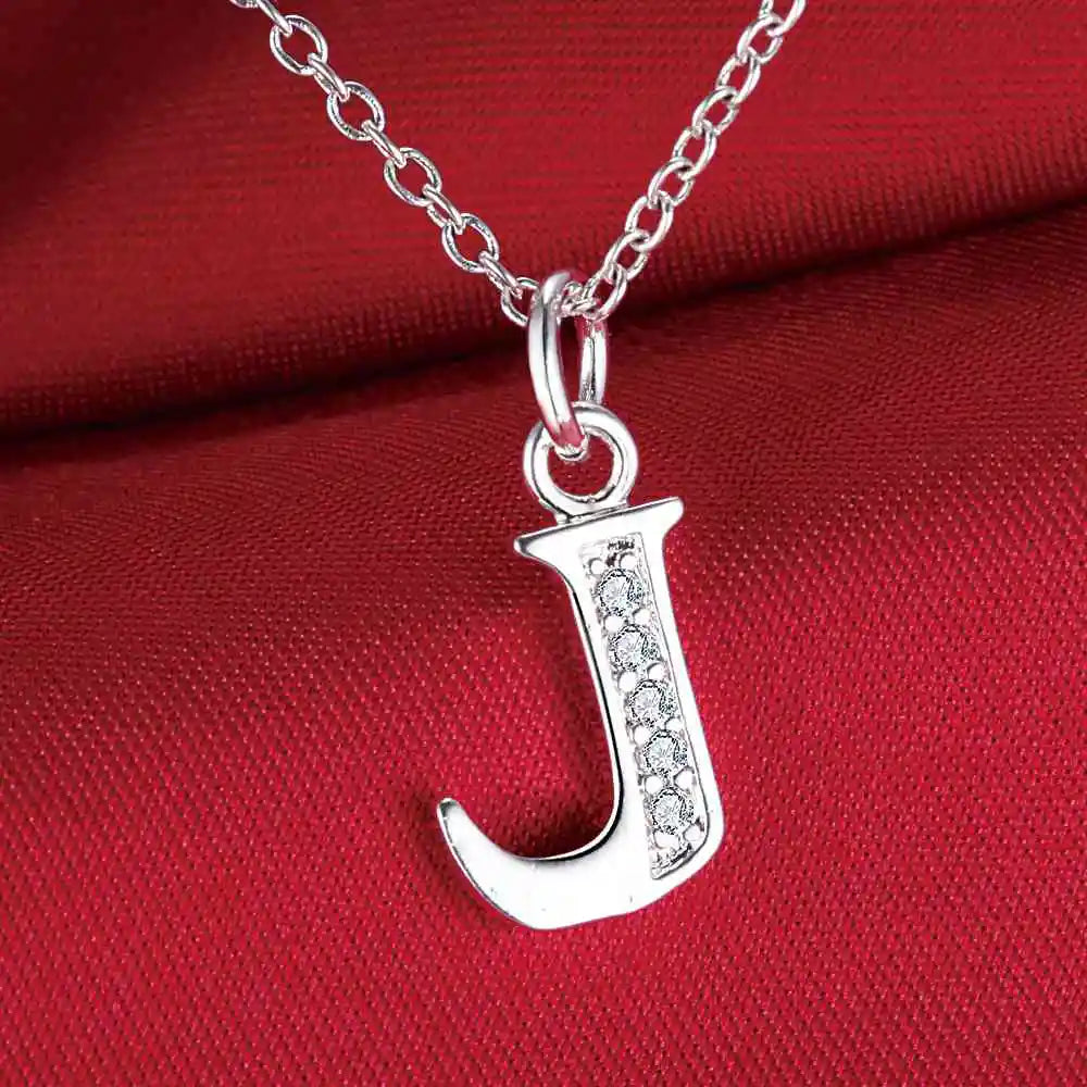 Collier long avec pendentif initiale  j