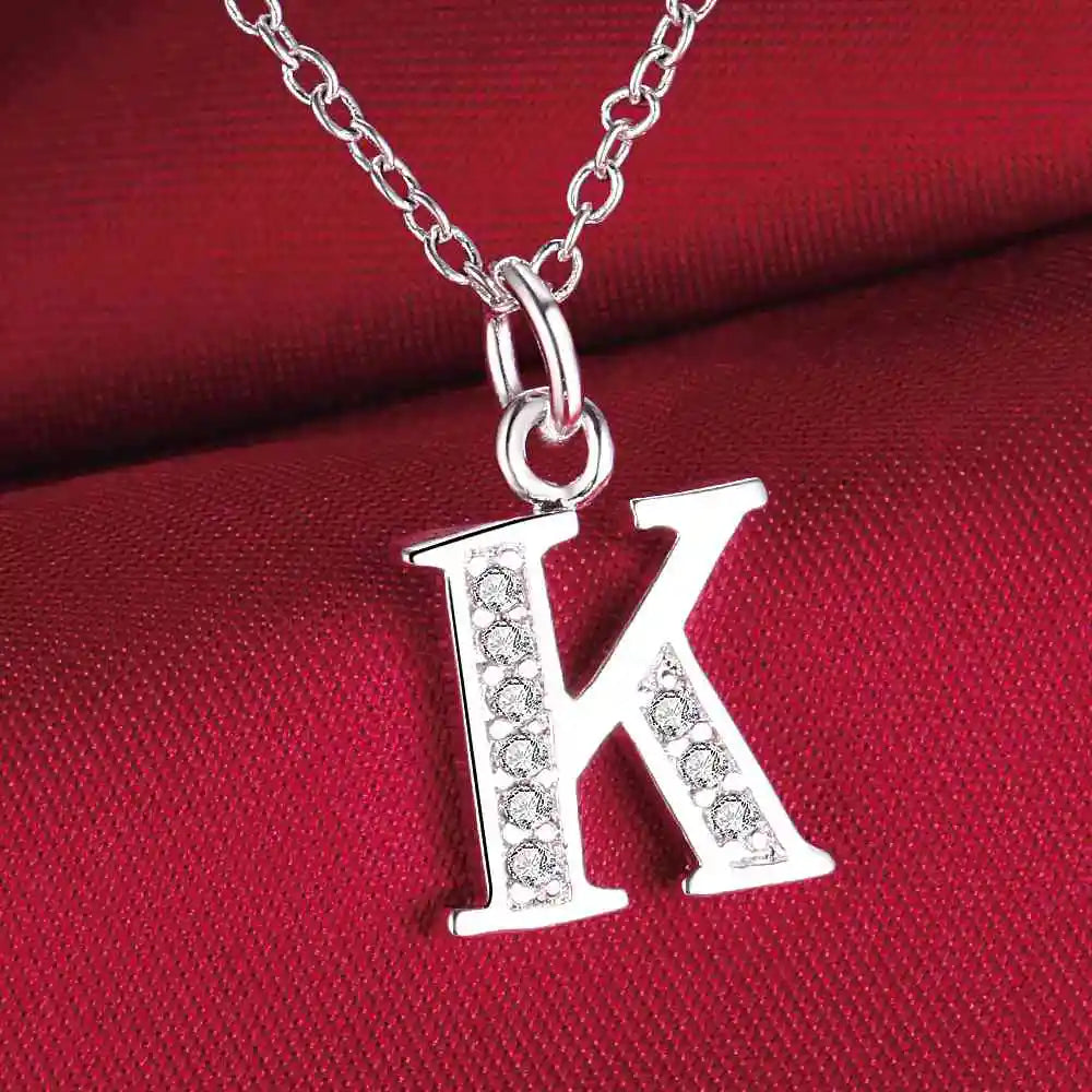 Collier long avec pendentif initiale  k