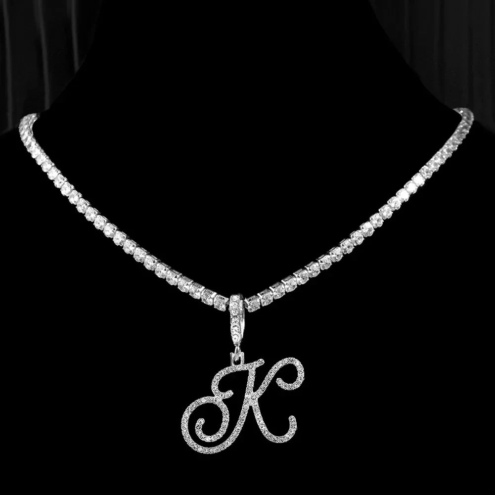 Collier ras de cou avec pendentif initiale et strass k
