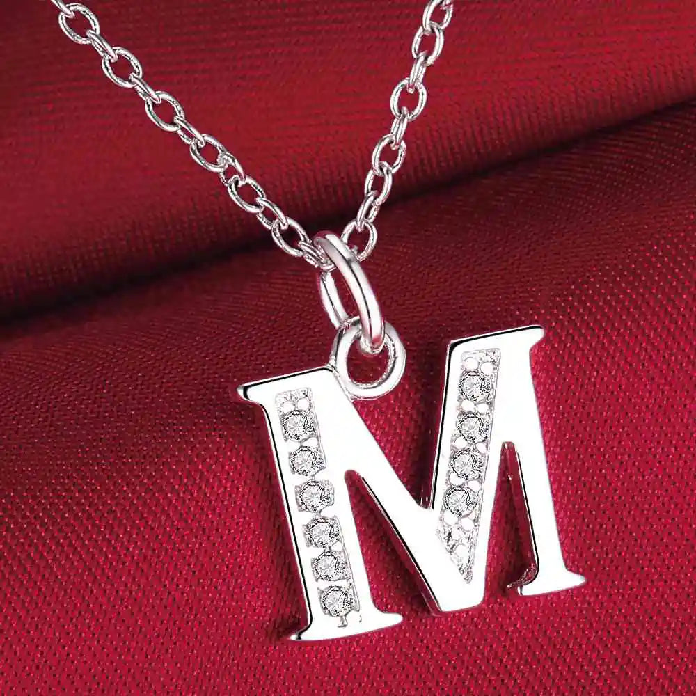 Collier long avec pendentif initiale  m