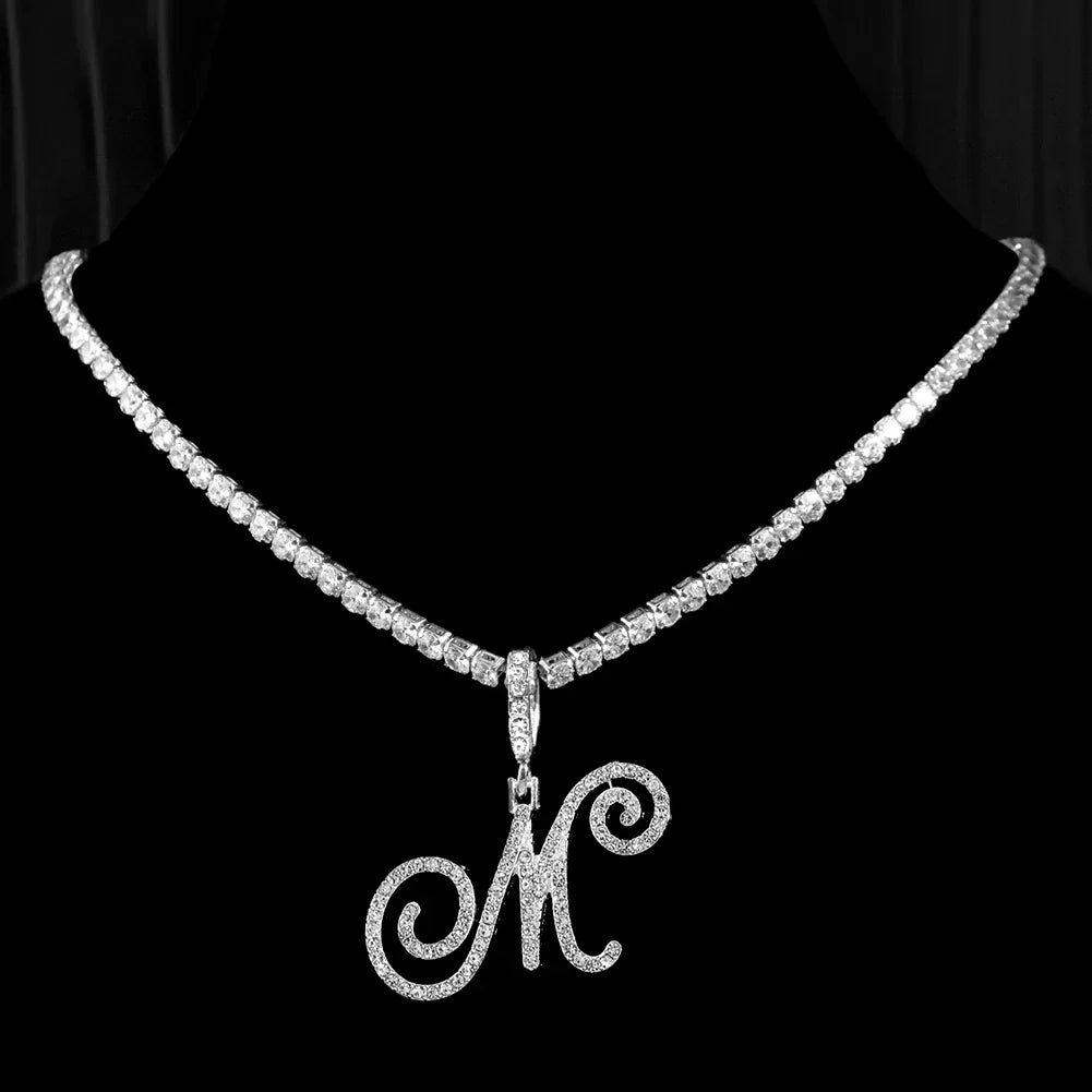Collier ras de cou avec pendentif initiale et strass m