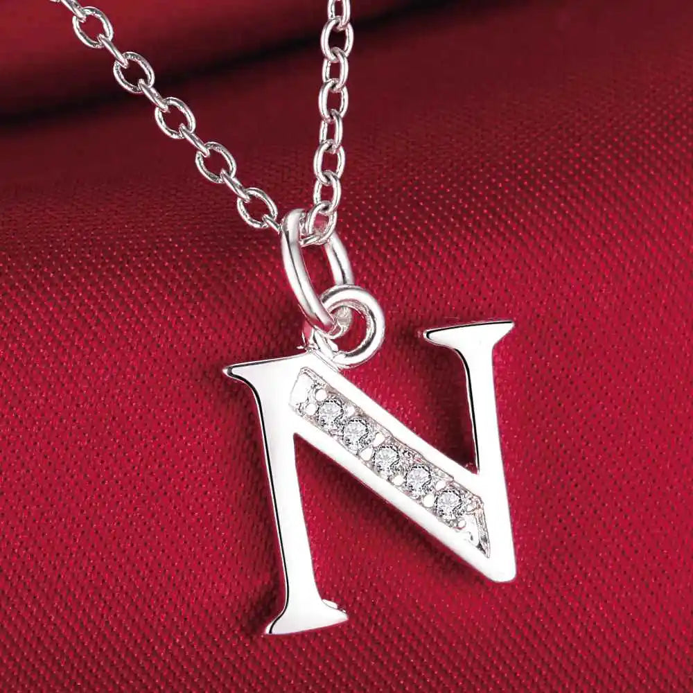 Collier long avec pendentif initiale  n
