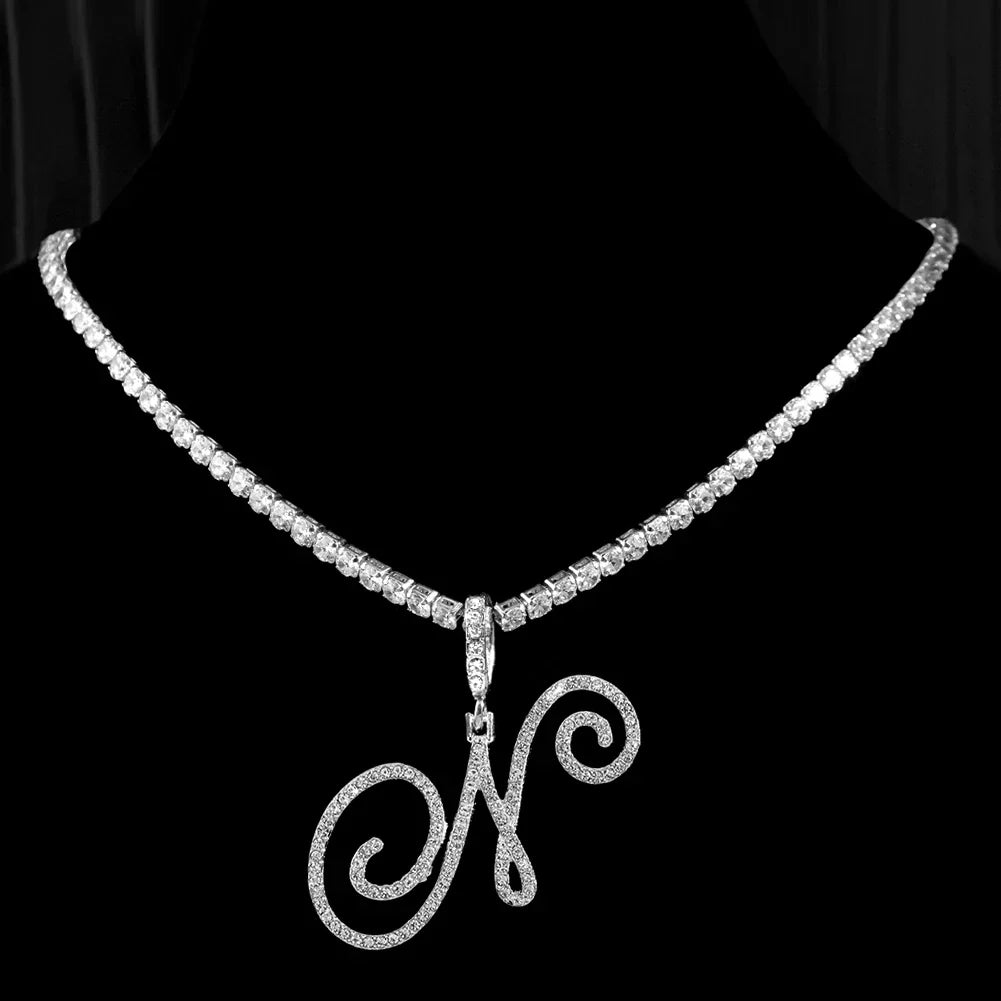 Collier ras de cou avec pendentif initiale et strass n