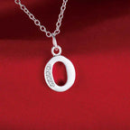 Collier long avec pendentif initiale  o