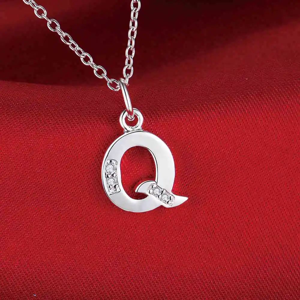 Collier long avec pendentif initiale  q