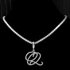 Collier ras de cou avec pendentif initiale et strass q